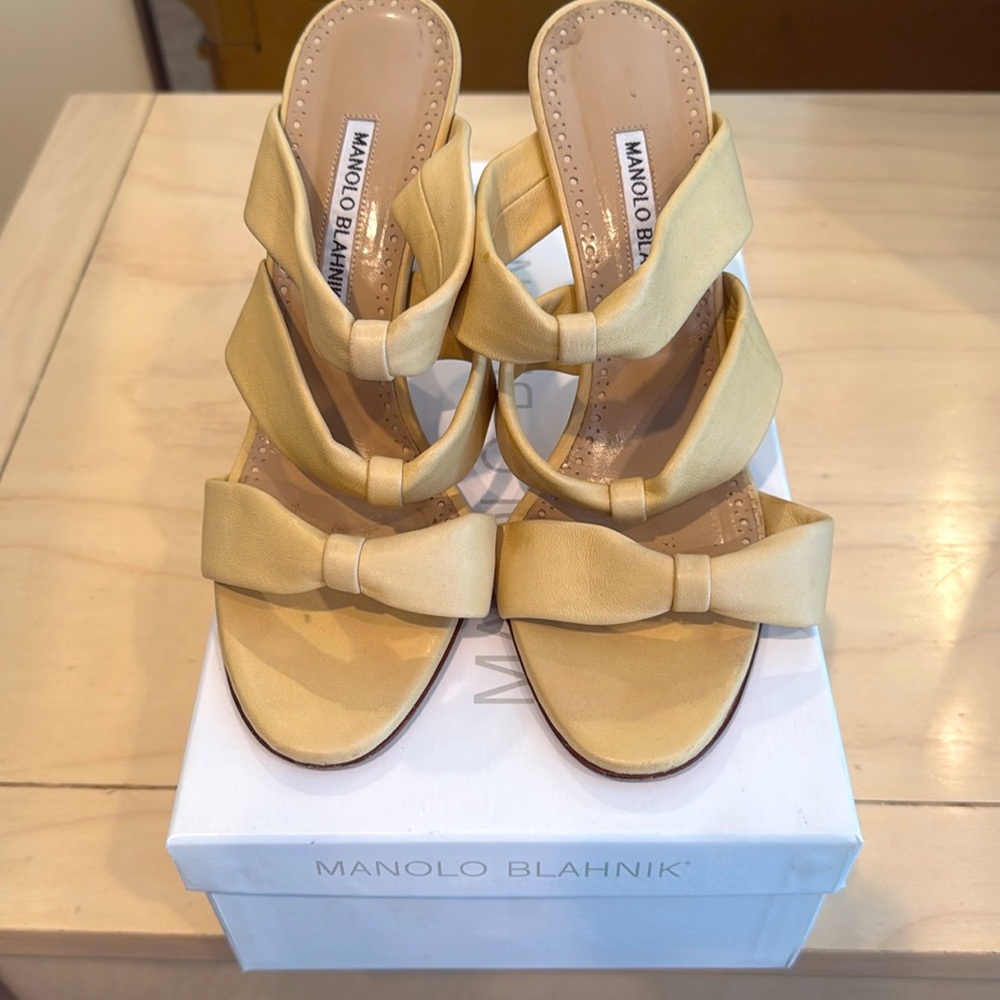 Manolo Blahnik bow detail slides